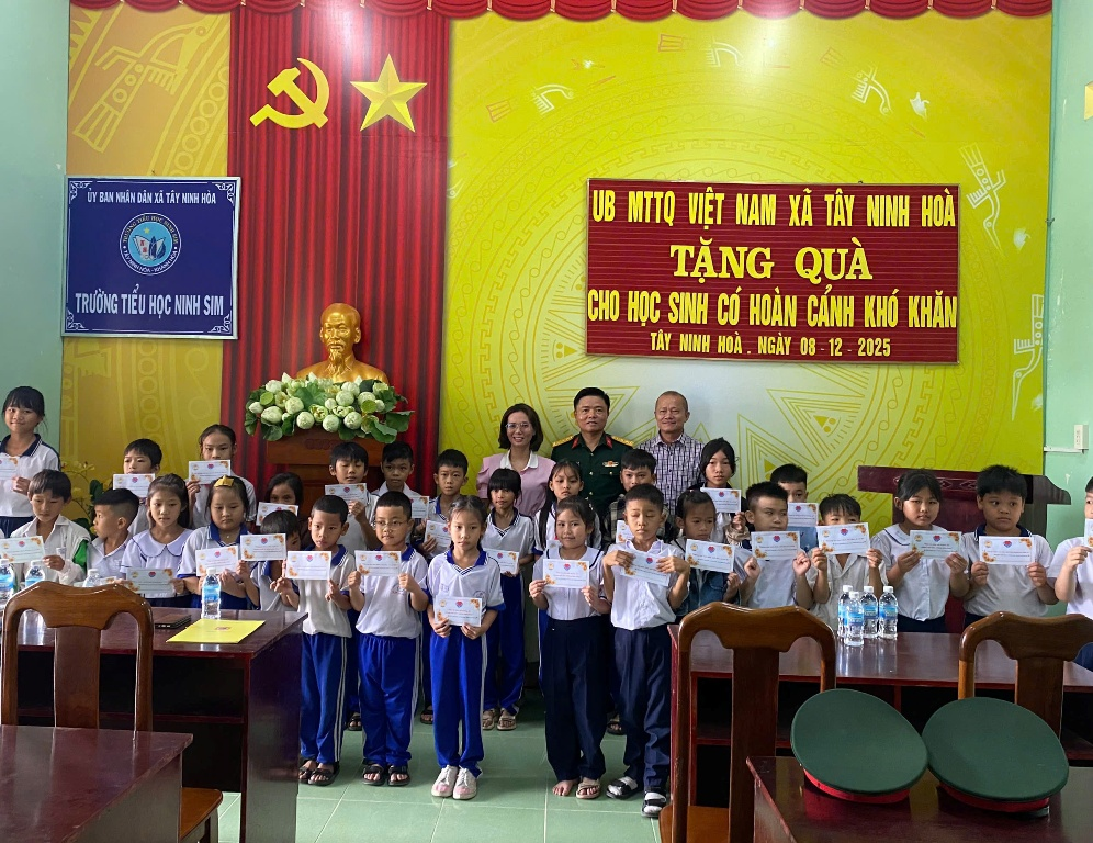 Trung tâm 95 (Cục Tác chiến điện tử) chung tay sẻ chia cùng nhân dân xã Tây Ninh Hòa, tỉnh Khánh Hòa sau bão lũ